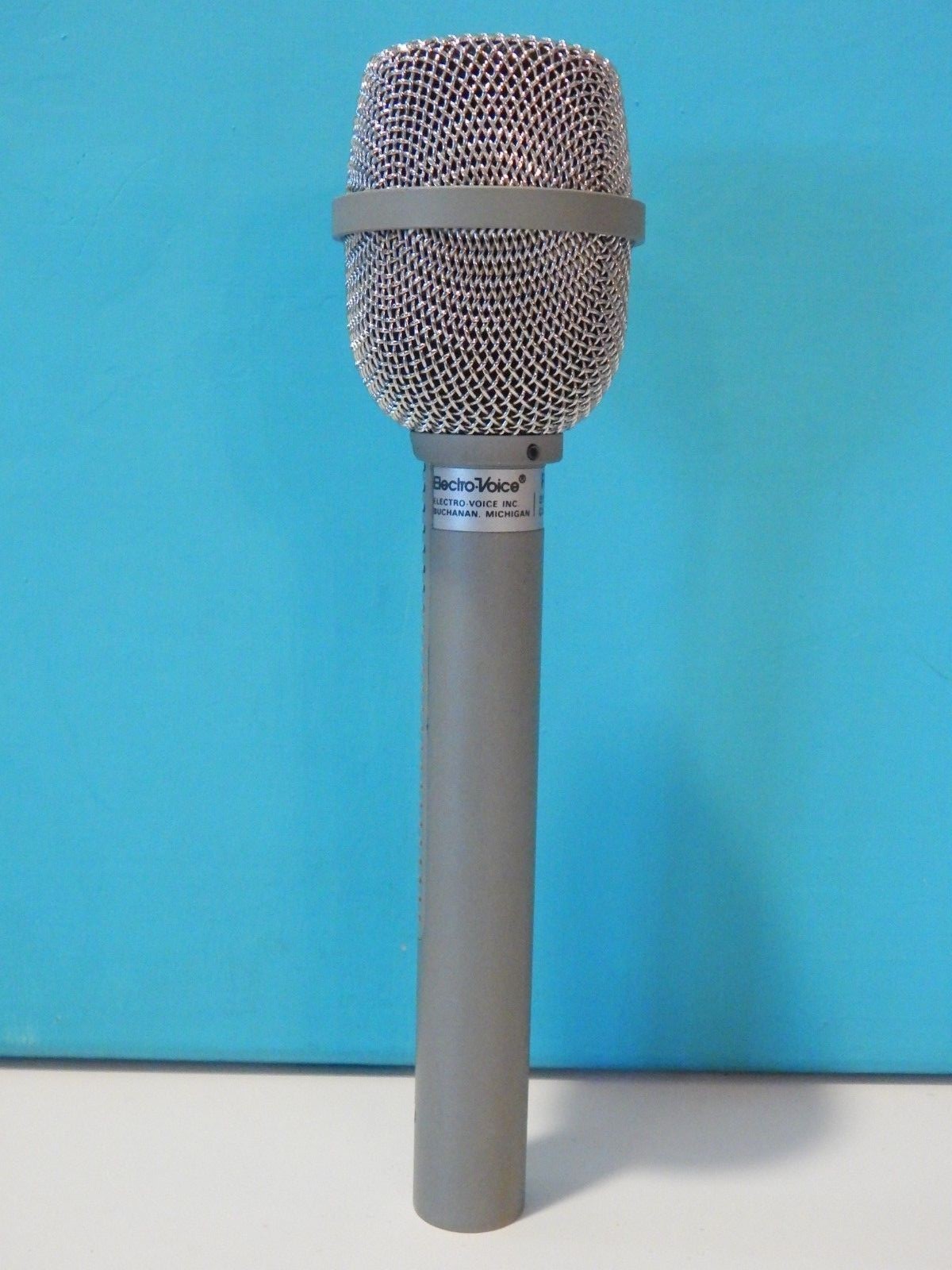 Vintage 1995 Electro Voice RE11 Dynamic Microphone In Box With Accessories Clean