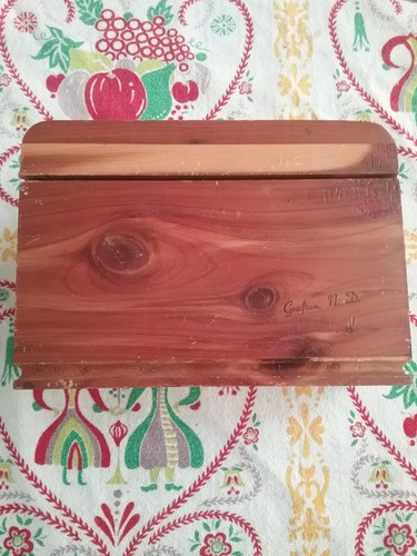 Vintage Cedar  Recipie Box File Grafton North Dakota Souviner 1950's 5×3 Cards