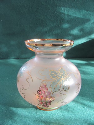VTG HAND PAINTED FROSTED BULBOUS VASE GRAPE & VINE DESIGN W GOLD OUTLINE