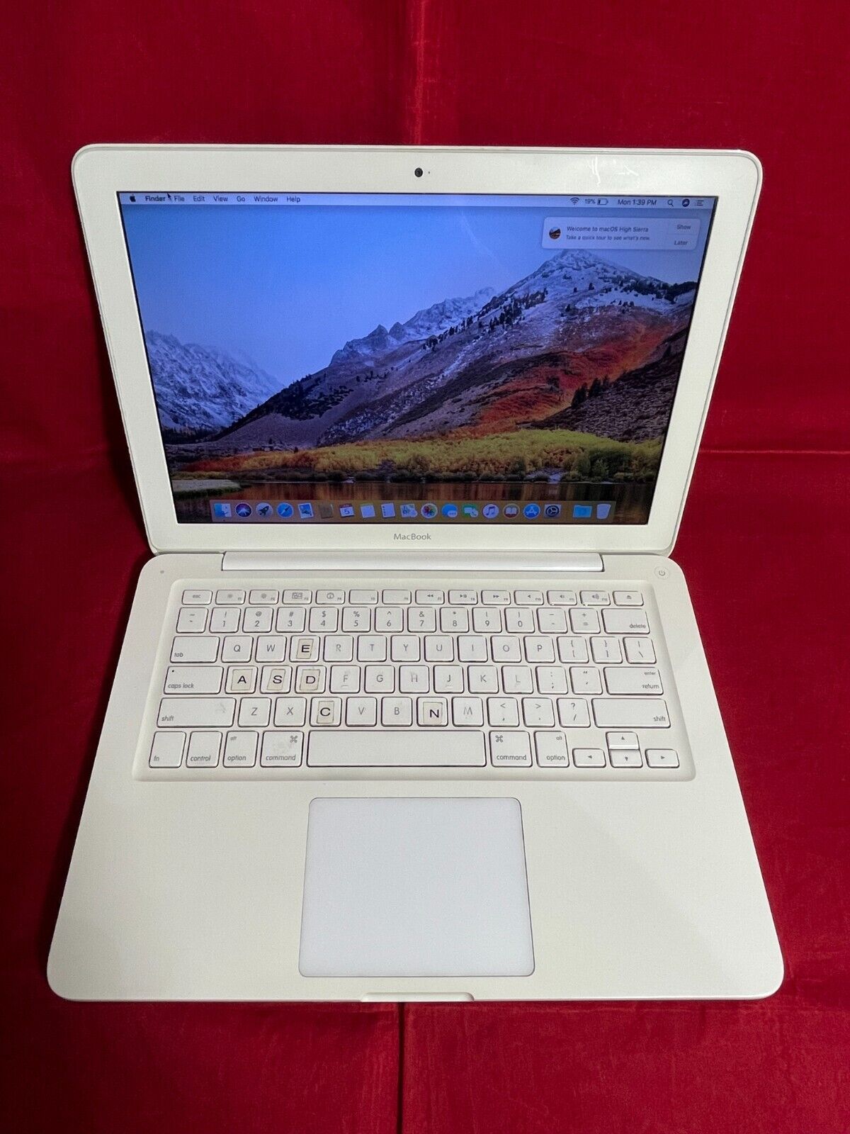 Apple MacBook 13 2.4GHz 8GB 120GB SSD Sierra White MC516LL/A A1342 Apple MacBook 13 2.4GHz 8GB 120GB SSD Sierra White MC516LL/A A1342