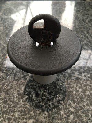 ORIGINAL AUSTIN METRO - LOCKING PETROL CAP - ONLY ONE KEY - NOS