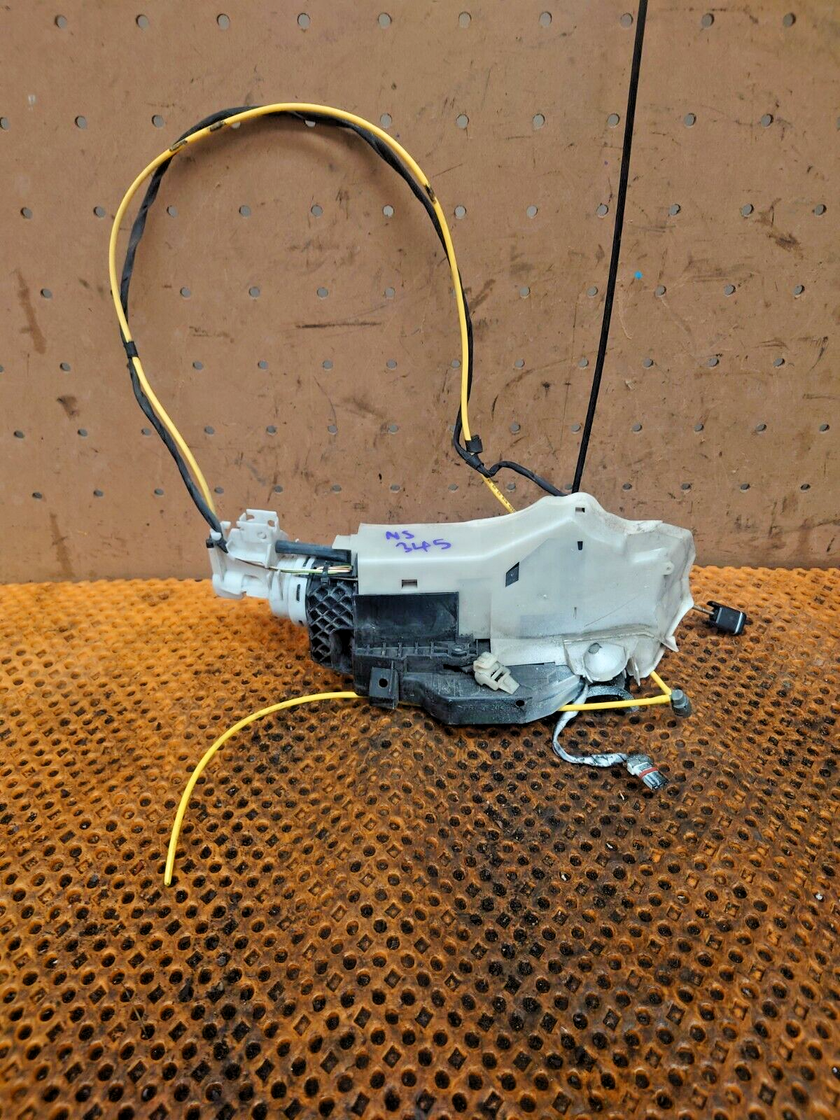 MERCEDES R230 DOOR LOCK SL PASSENGER LOCK MECHANISM A2307200735