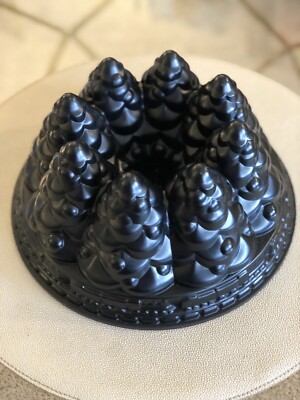 Nordic Ware Holiday Tree Bundt Cake Pan Mold Cast Aluminum 10 Cups Christmas