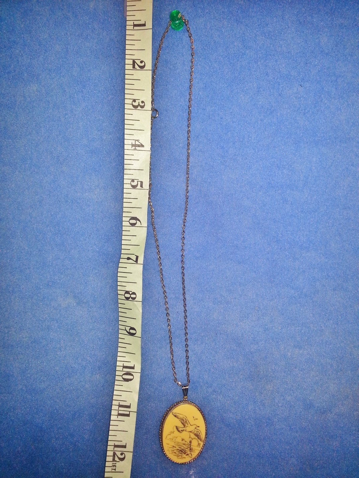 VINTAGE  SCRIMSHAWED COSTUME JEWELRY NECKLACE PENDANT MARINE SEAGULL