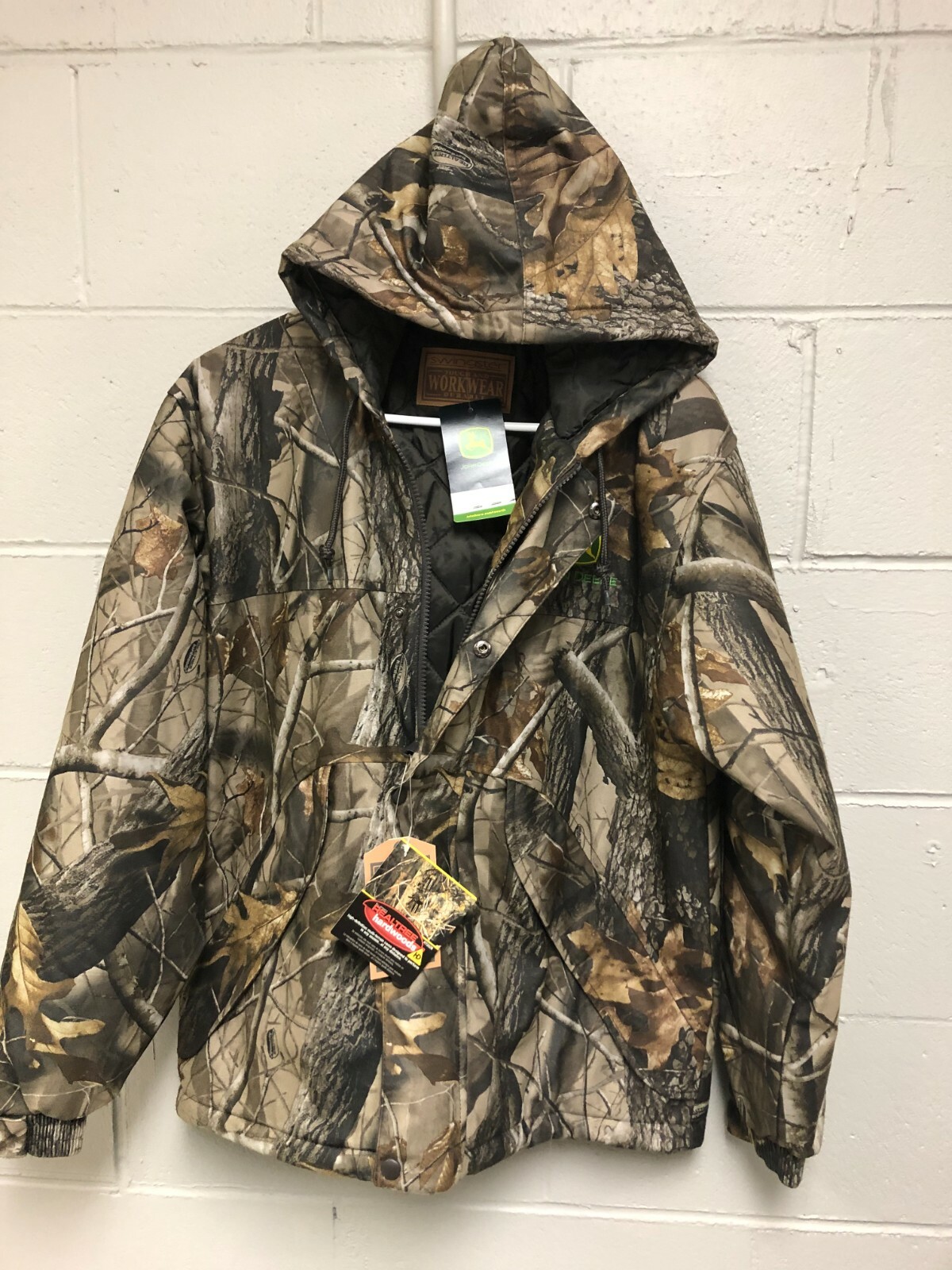 Realtree Camo coat with zipper, hood, lining and John Deere Realtree Camo coat with zipper, hood, lining and John Deere
