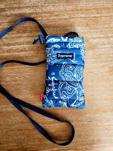バッグ SUPREME 22AW Puffer Pouch Blue paisley Supreme Puffer Neck Pouch Bag Blue Paisley FW22 Week 14