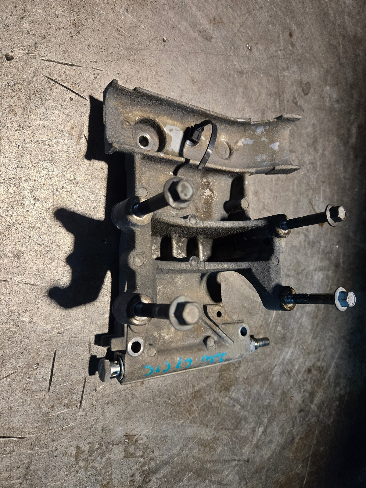 68444255AA 5523649 FUEL FILTER HOUSING BRACKET - Picture 2 of 8