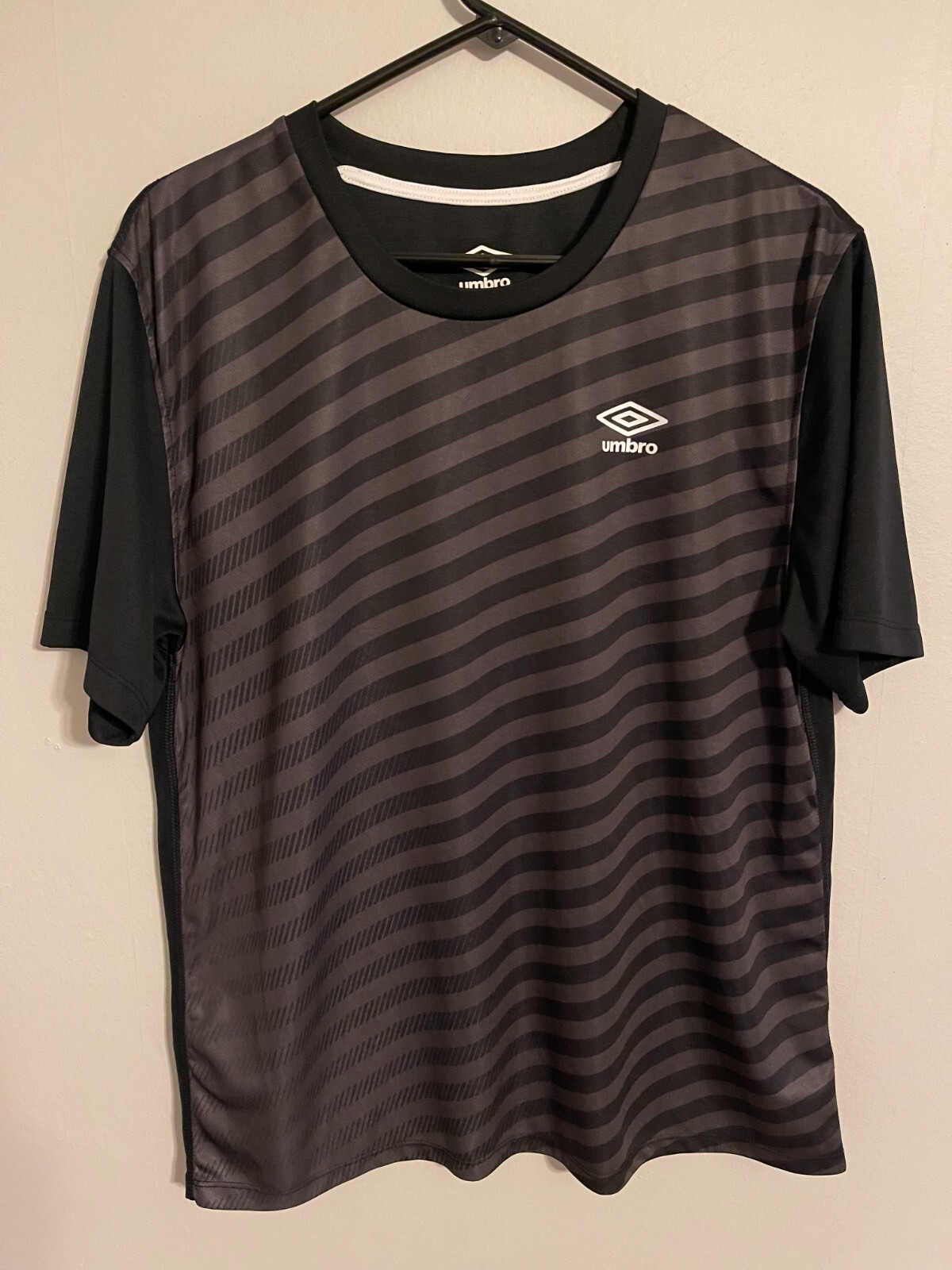 UMBRO 黒 スポーツシャツ ジッパー付き UMBRO 黒 スポーツシャツ ジッパー付き - メルカリ