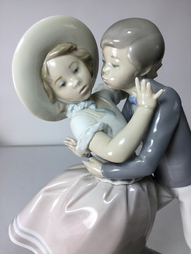 LLADRO Retired Porcelain Figurine Waltz Time # 4856 Precious Love Couple Kissing