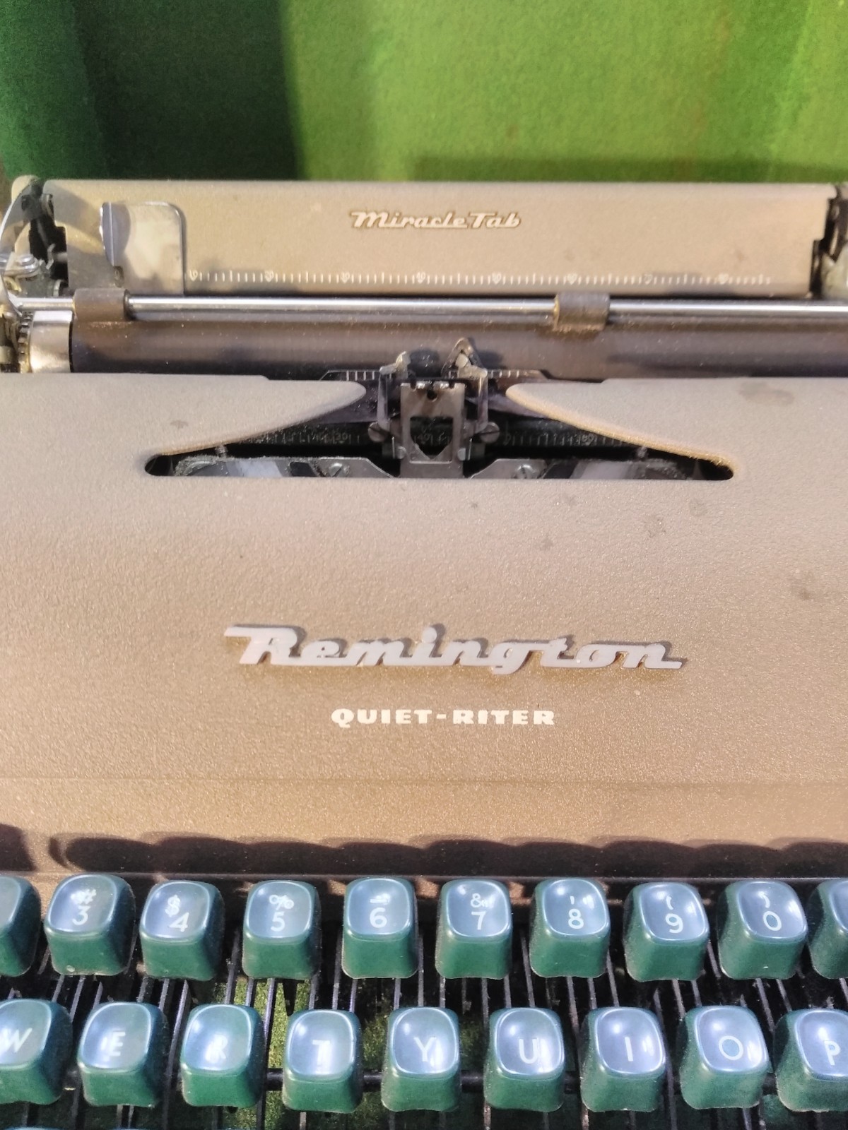 Vintage Remington Quiet-Riter (Writer) Typewriter w/Case Portable Type Writer