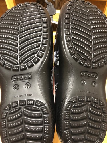 NWT Crocs Womens Freesail Graphic Lined Mule Clog Slippers Black Floral W7