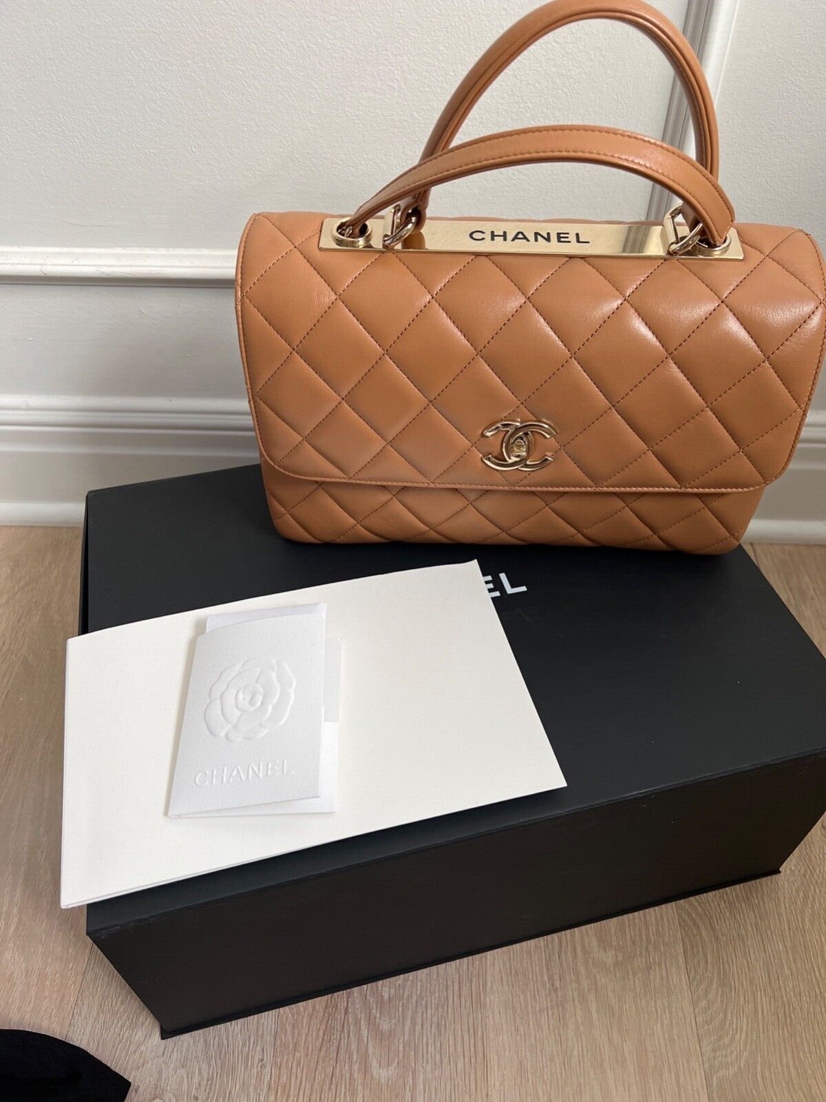 CHANEL ベージュ エナメル パーティーバッグ CHANEL Lambskin Quilted Pearl Top Handle Flap With Chain