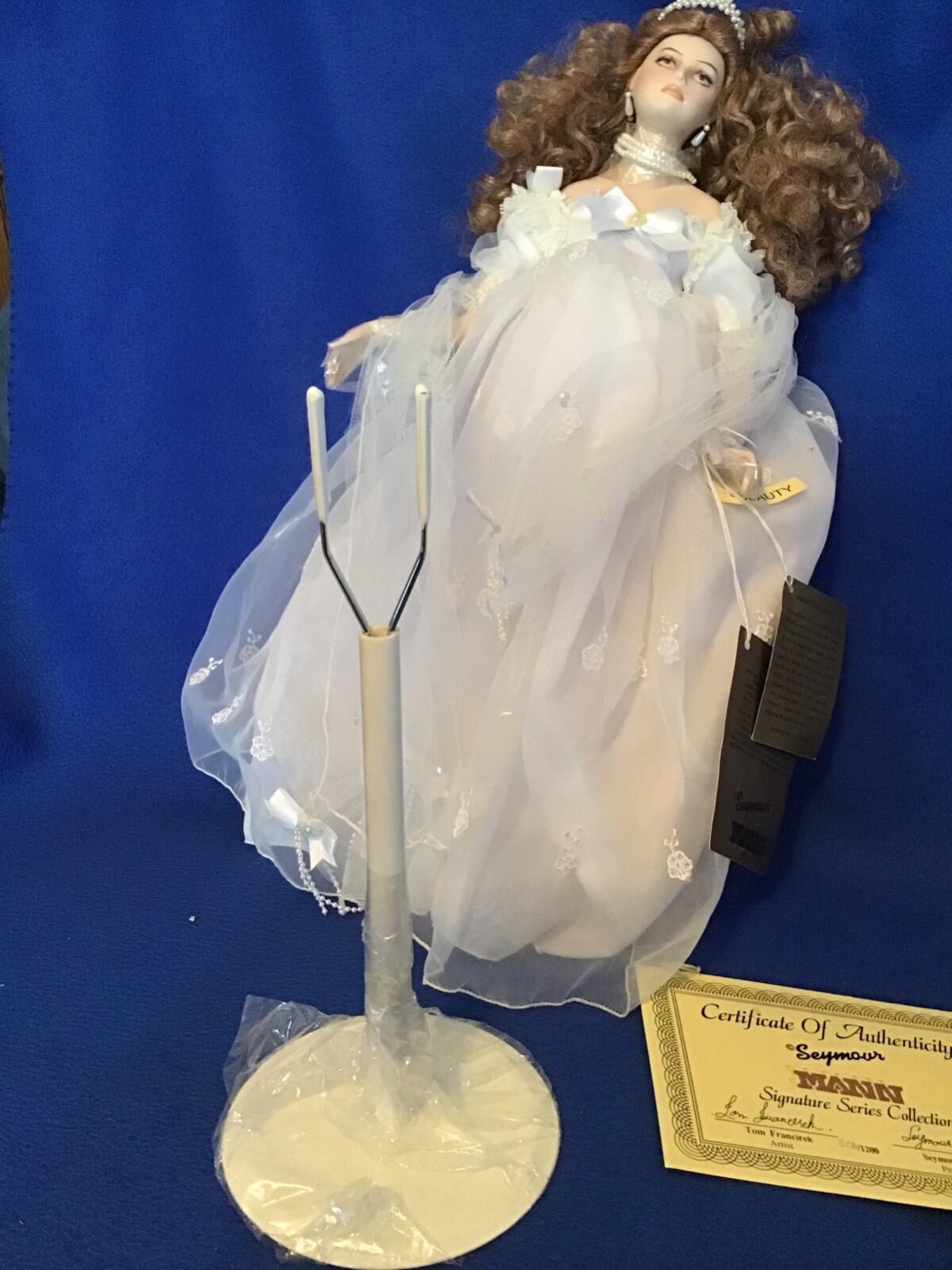 VINTAGE SEYMOUR MANN CONNOISSEUR COLLECTION LIMITED EDITION DOLL IN BOX