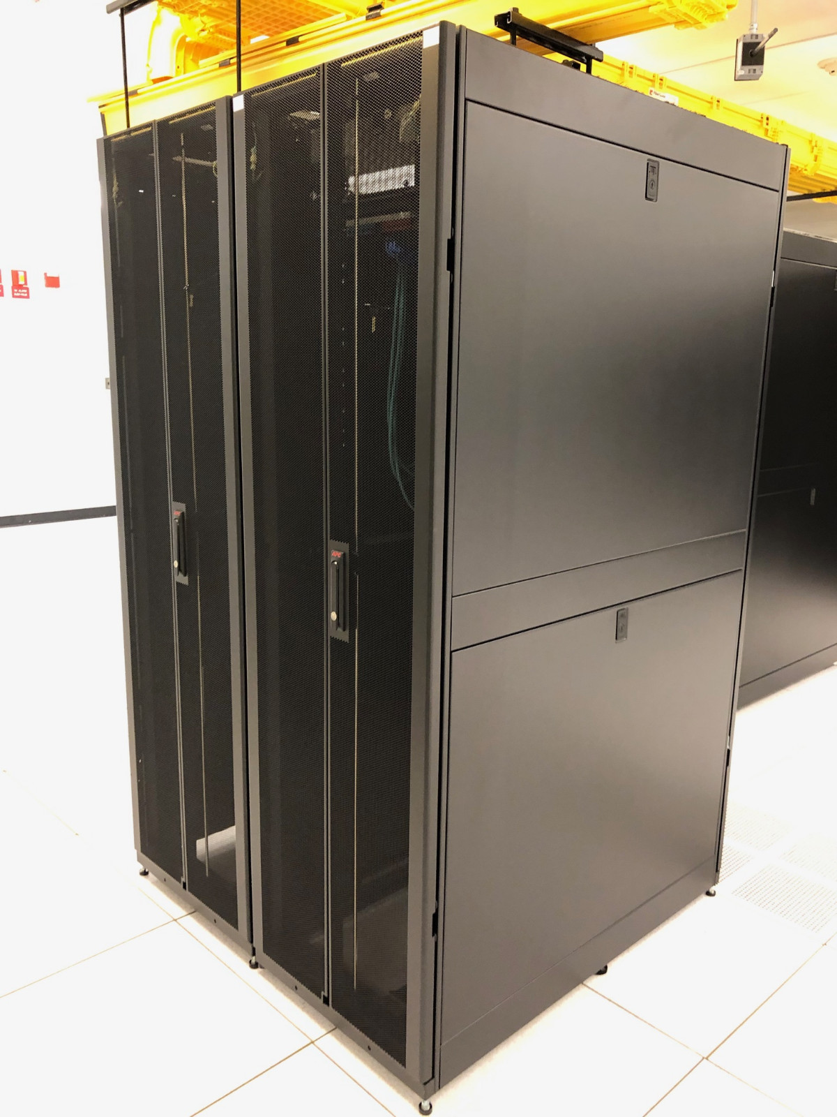 APC AR3300 NetShelter SX 42U 24W x 48D Rack Enclosure Front & Back Doors + Sides