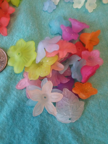 Lucite flower beads in spring colors; 125 beads mol; 10-35 cm wide.