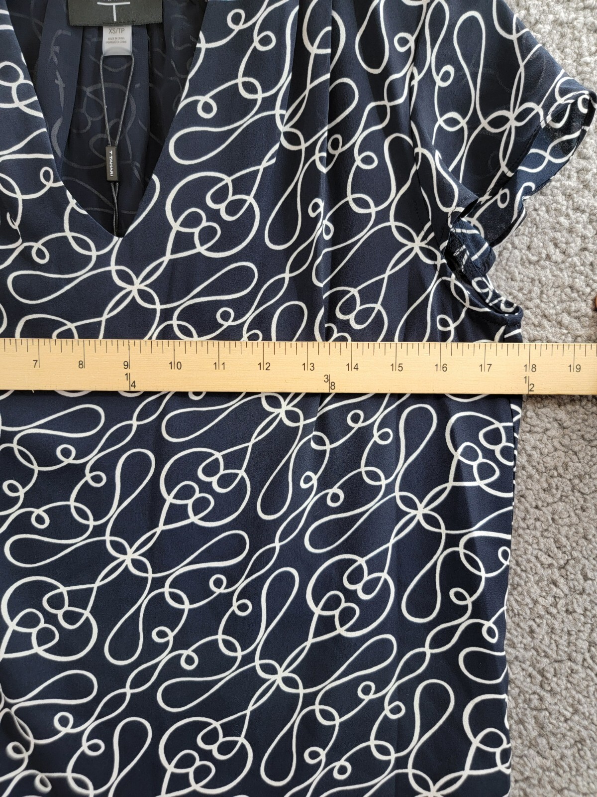 T Tahari Printed Blouse Women's XS Navy/White V-Neck Pleat Short Sleeve Pullover - Picture 6 of 16