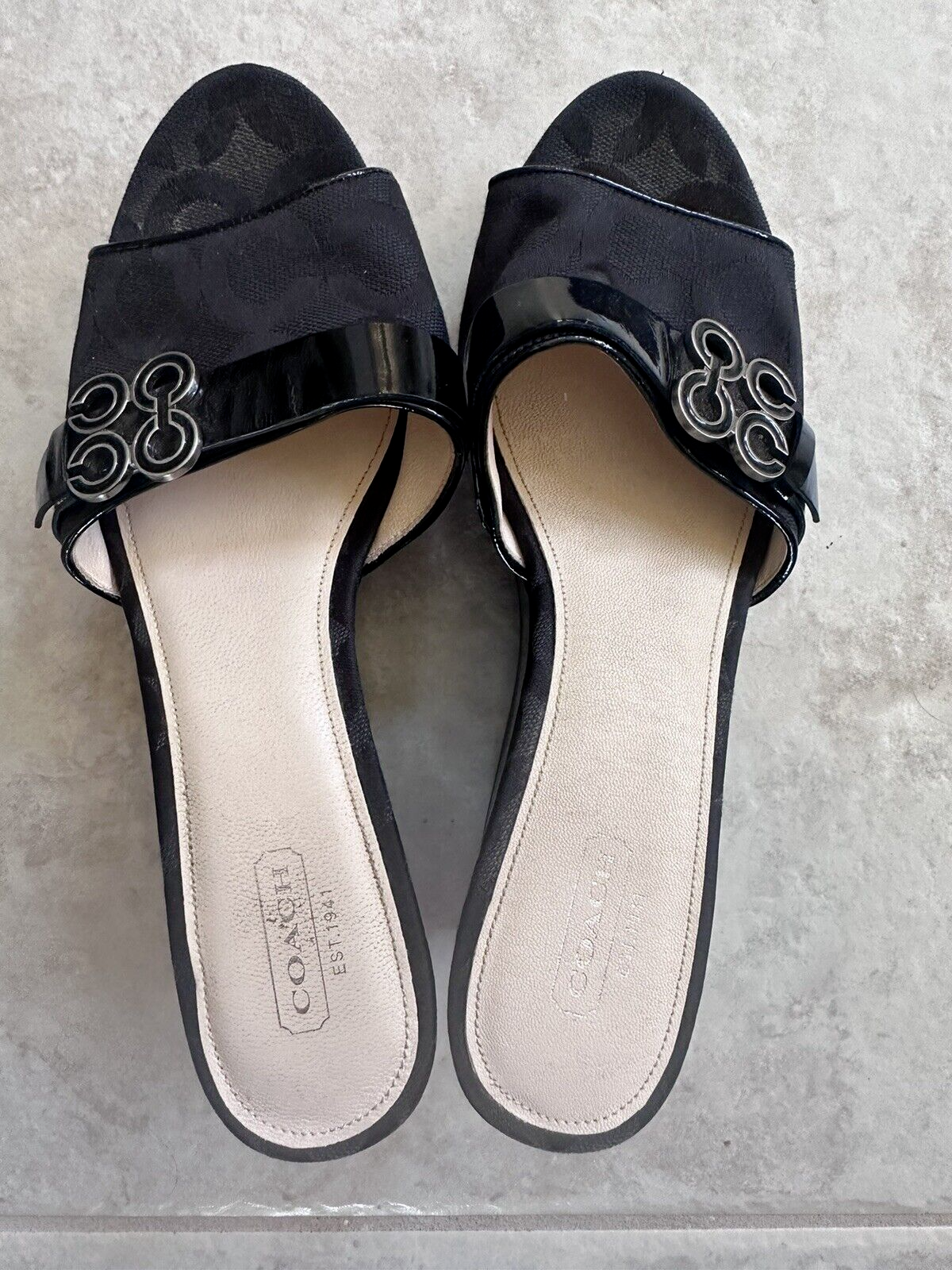 靴 Coach Peeptoe Logo Fabric Wedges (Black) COACH Size 7 Thea Black Leather Peep Toe Wedges – FABULUX