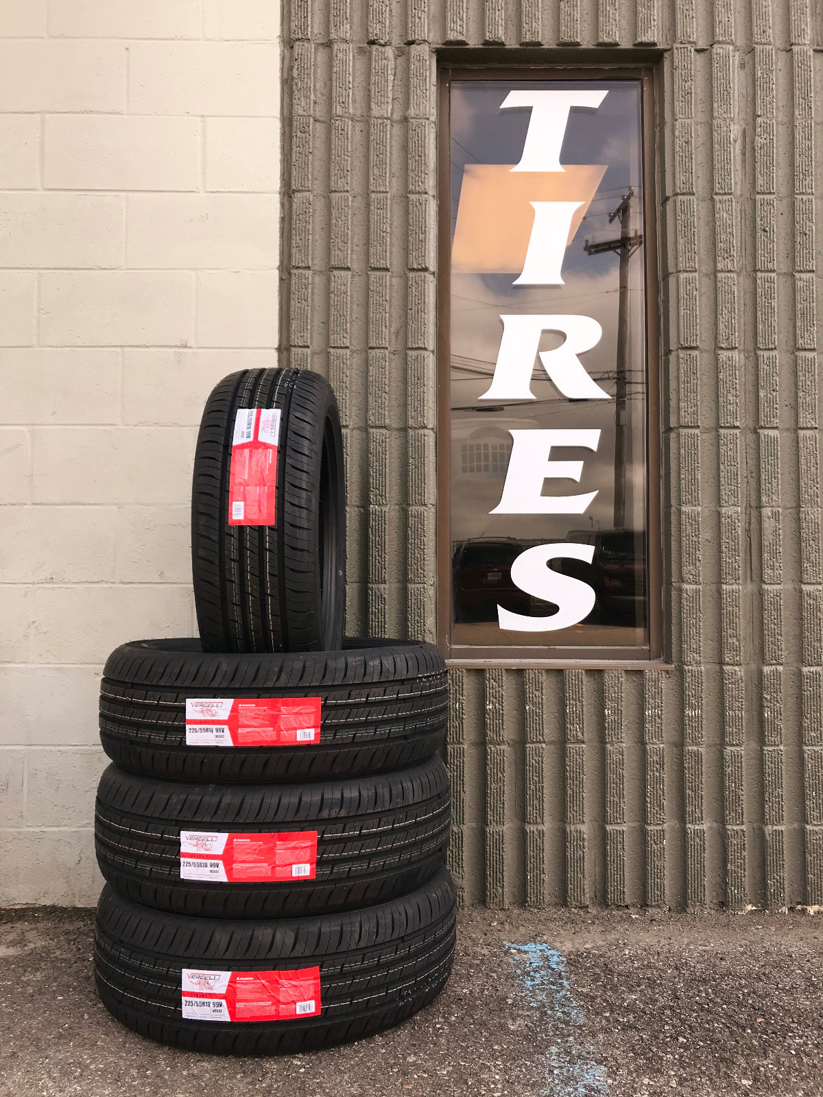 LIUです。 Lexani LX-Twenty Performance 225/40ZR19 93W XL Passenger Tire