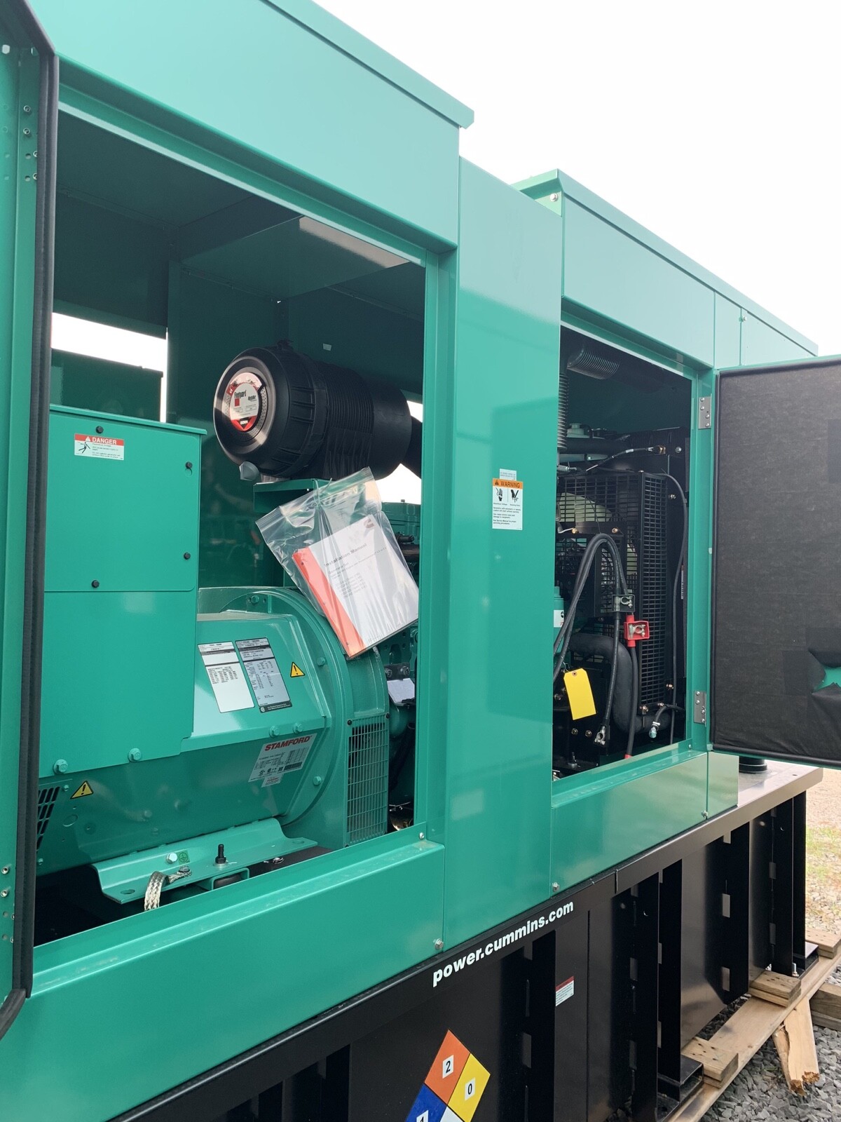 200KW CUMMINS DIESEL ENCLOSED GENERATOR NEW