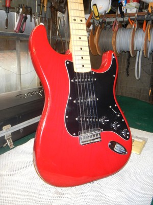 VINTAGE 1979 FENDER STRATOCASTER GUITAR RARE TRANS RED W/ OHSC EXCELLENT 100%