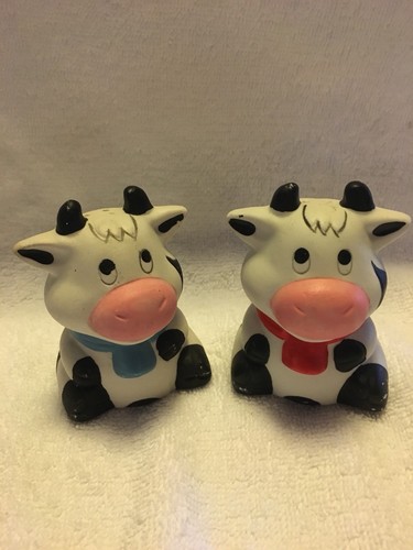 Nice Black & White Cows Set Of Salt & Pepper Shakers..(plastic)