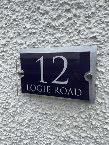 FULI Custom Modern House Address Plaque - Glass Effect Acrylic Sign With Stand-Off Mounting (200x200mm Circle)
