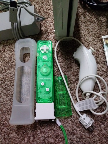 Nintendo Wii White Console Game Cube Compatible Bundle with Wii Sports TESTED