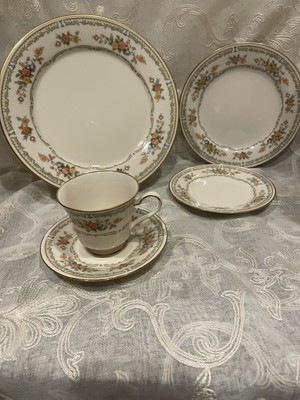 Noritake Homage 5 Piece Place Setting. Excellent Condition