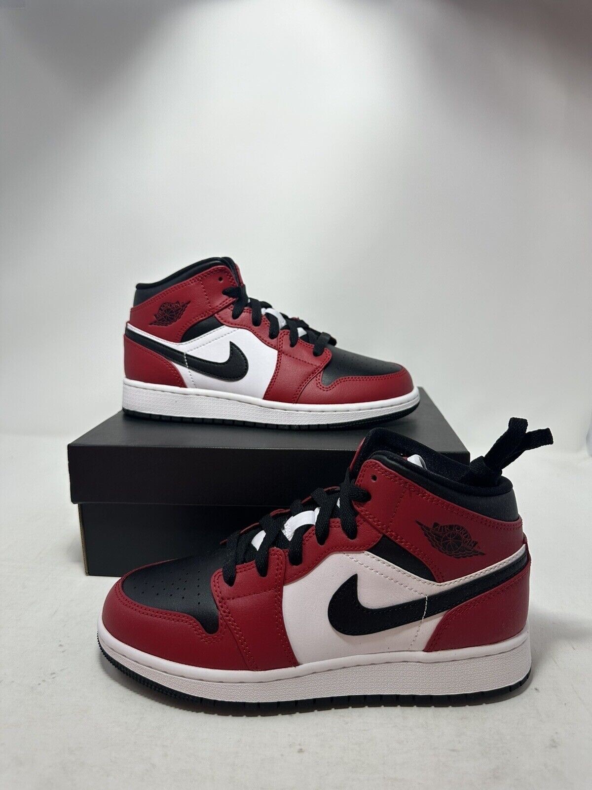 シューズ(女性用) NIKE Air Jordan 1 Mid - 554725-069 楽天市場】NIKE AIR JORDAN 1 MID (GS) black/black-gym red