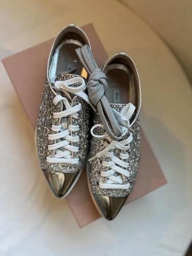 MIU MIU ビジュー付きシルバーパンプス Miu Miu Women's Cap Toe Silver Flat Shoes Sneakers Lace Up