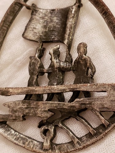 Vintage Pewter 1776 Patriotic Pendant Soldiers Flag Drum Fife