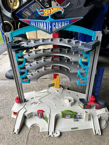 City Ultimate Garage Parking Garage Playset - Fire Rescue - Works