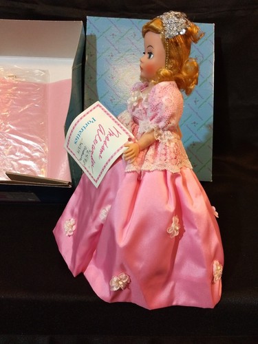 Madame Alexander Doll Cinderella 1137 PORTRETTES Collection with box and Stand!
