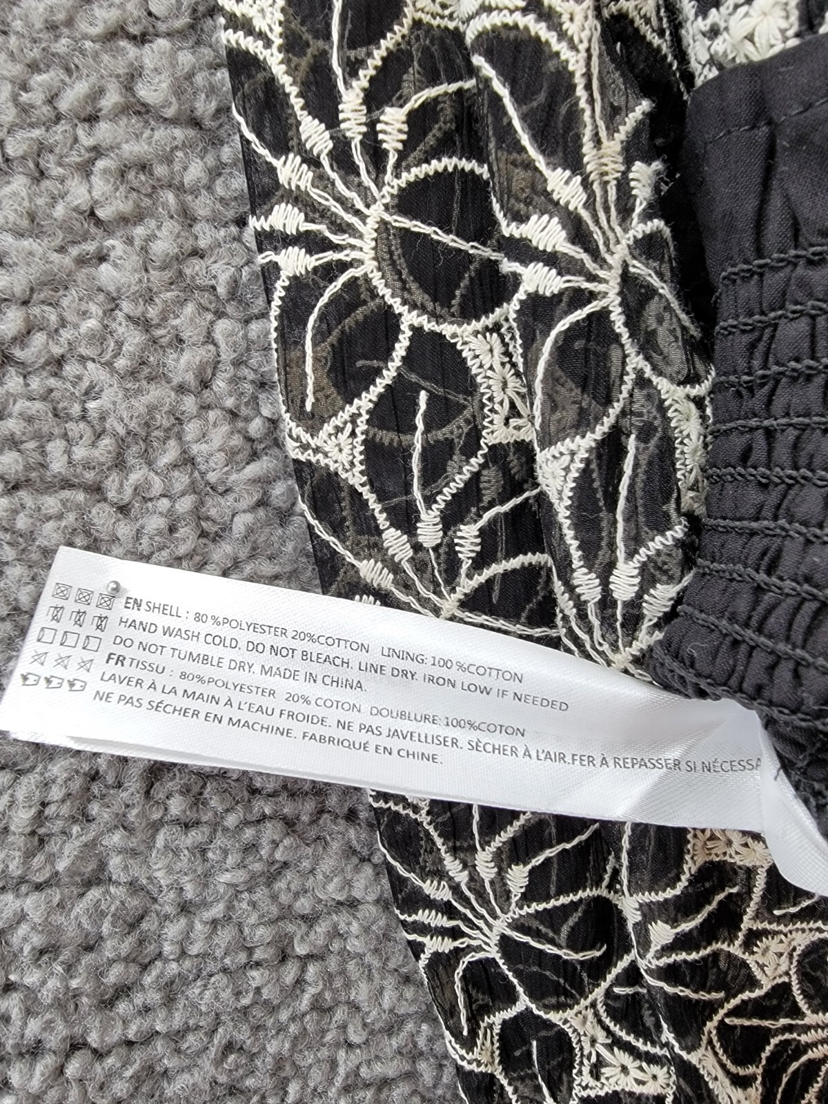 En Saison Embroidered Mock Neck Top Women's M Black/White Floral Button Back - Picture 12 of 12