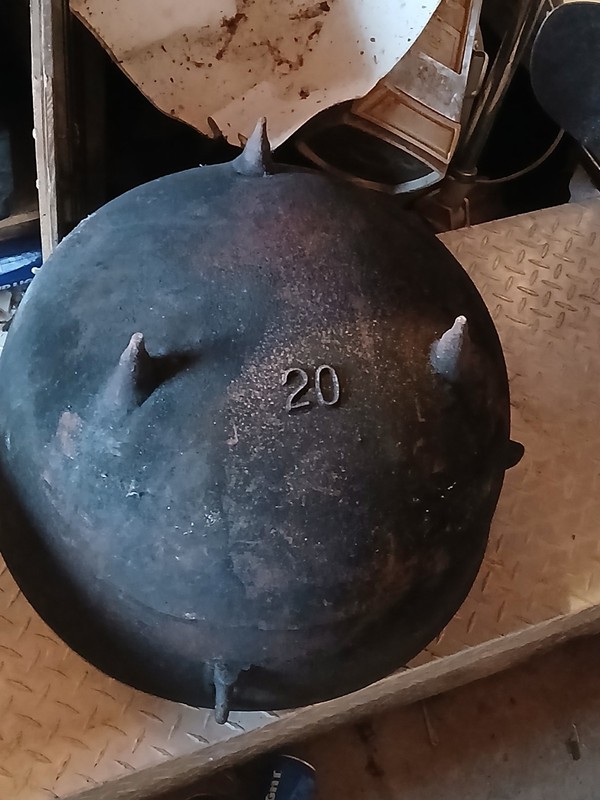 20 GAL.Cast Iron Pot VINTAGE.   VERY WELL TAKEN