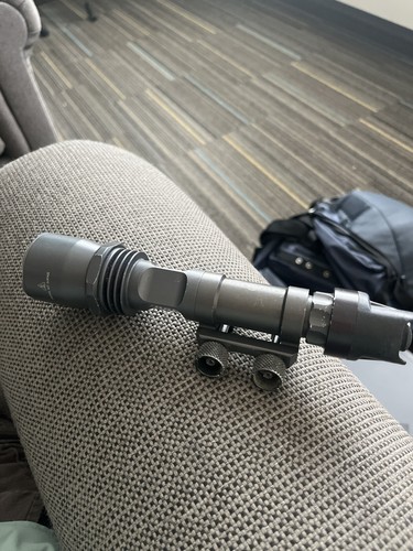 SUREFIRE BODY ASSEMBRY & M49ダブルスクリューマウント Surefire M49 Universal Thumbscrew Mount - Tactical Light