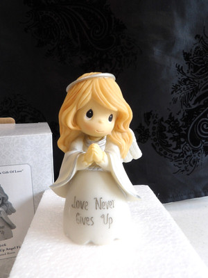 NIB~Precious Moments Angel Figurine #173016~Share the Gift of Love