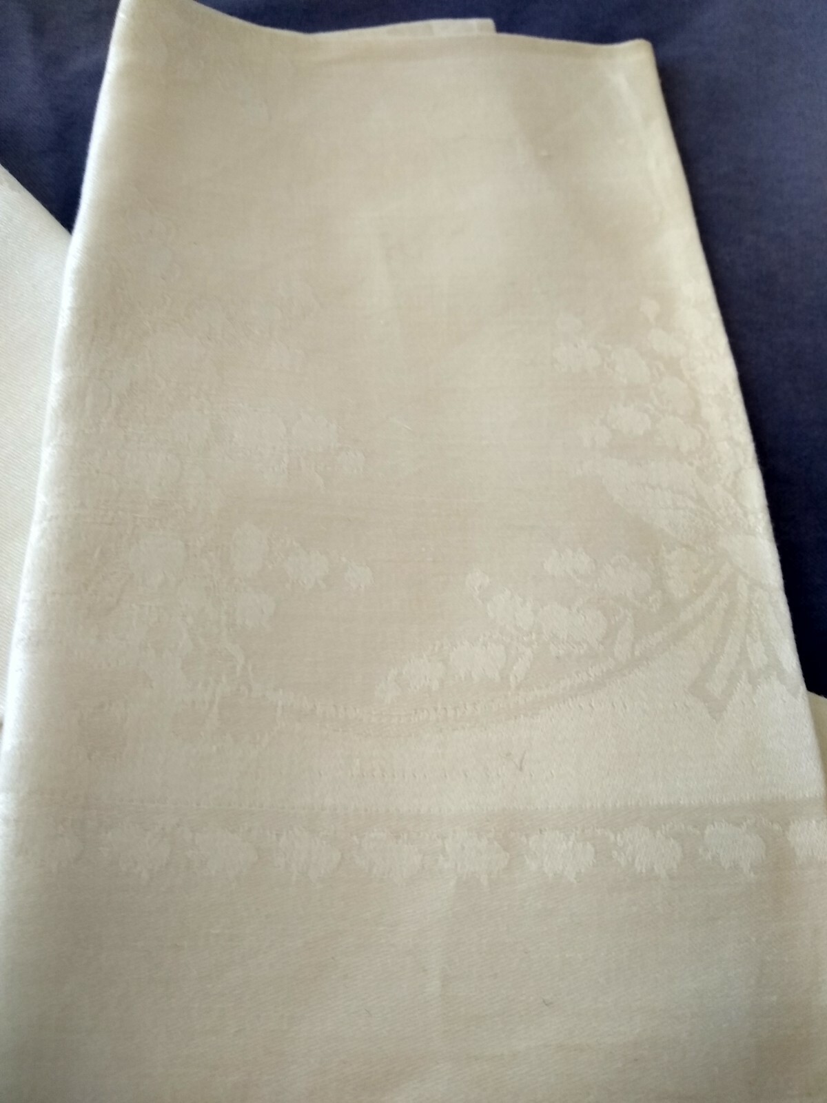 8 Very Good Vintage Irish Linen Dinner Napkins / Misc / Roses /Lilacs / Lilly of