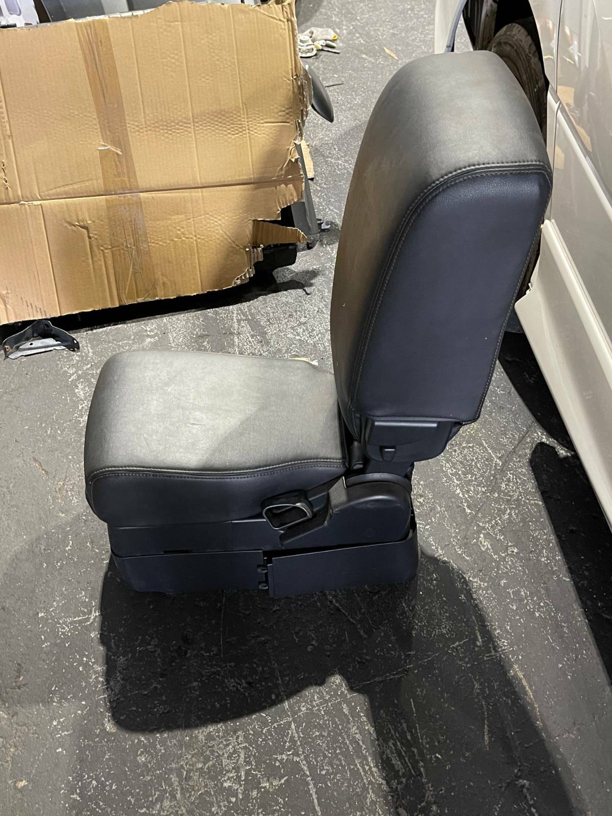 Nissan Elgrand E51 2005 highwaystar second row middle seat - thumbnail 2