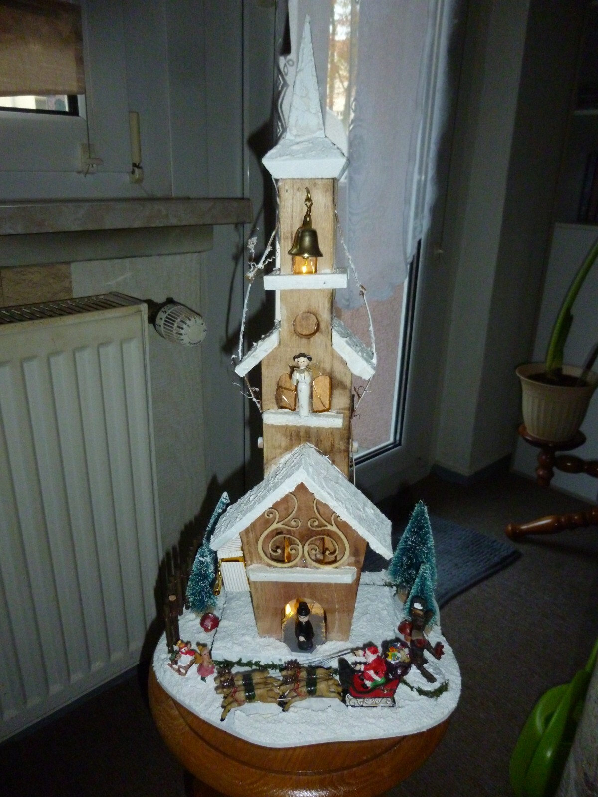 Weihnachts Dekoration Holzkirche mit Weihnachtsmannschlitten und Spieluhr 