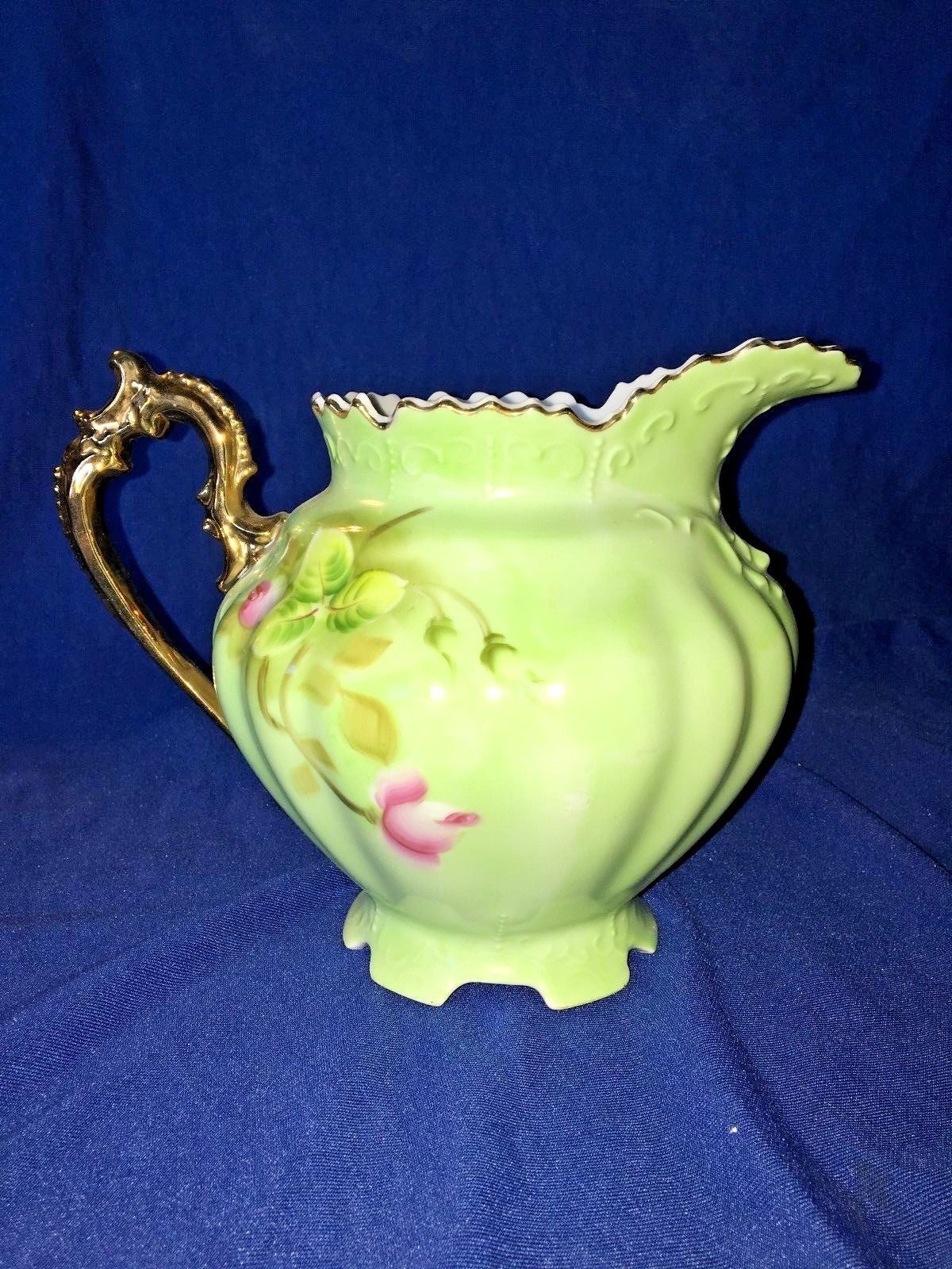 VINTAGE LEFTON CHINA FLORAL PATTERN PITCHER WITH GOLD TRIM & A SCALLOPED HANDLE