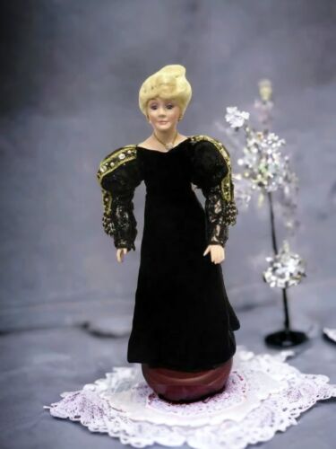 Mary Kay Ash 30th Anniversary Porcelain Doll & COA - New in Mary Kay Ash 30th Anniversary Porcelain Doll & COA - New in