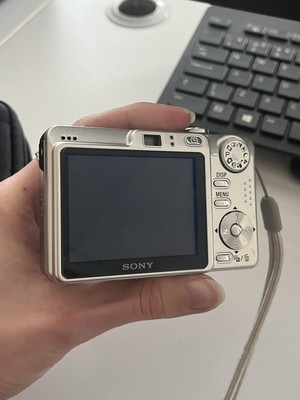 Sony Cyber-shot DSC-F77 4.0MP Compact Digital Camera Silver Sony Cyber-shot DSC-F77 4.0MP Compact Digital Camera Silver