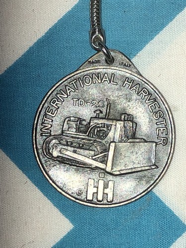 59 60 62 INTERNATIONAL HARVESTER IH SERIES TD-25 250 TRACTOR CRAWLER KEY CHAIN