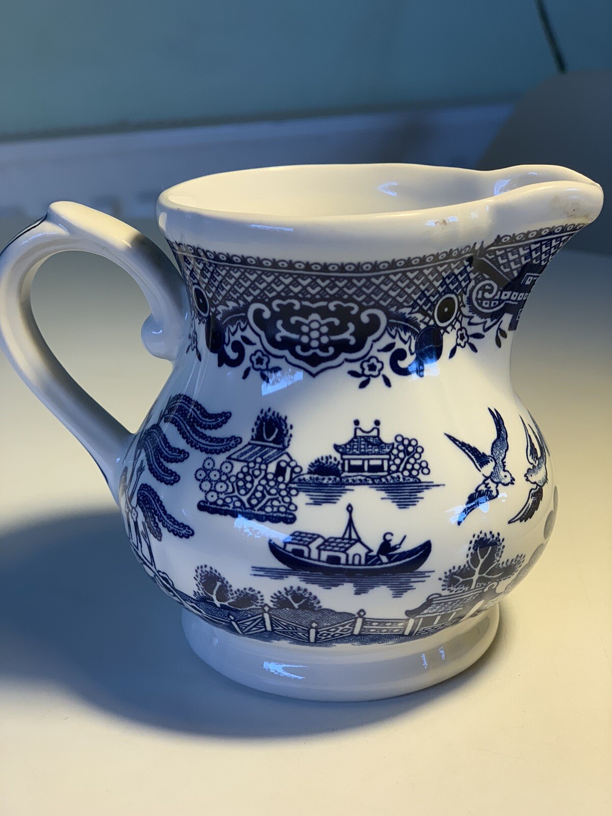 Ringtons Ltd (Bridgwood) blue and white, willow pattern cream/milk jugの