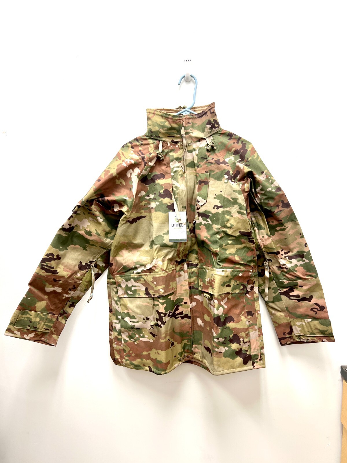 US ARMY ECWCS GEN1 GORE‑TEX Parka M-R NOS GEN1 GORETEX Parka, Size Large / Regular ECWCS Woodland