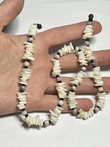 Vintage Chunky Barrel Clasp Hawaiian Shell Necklace White