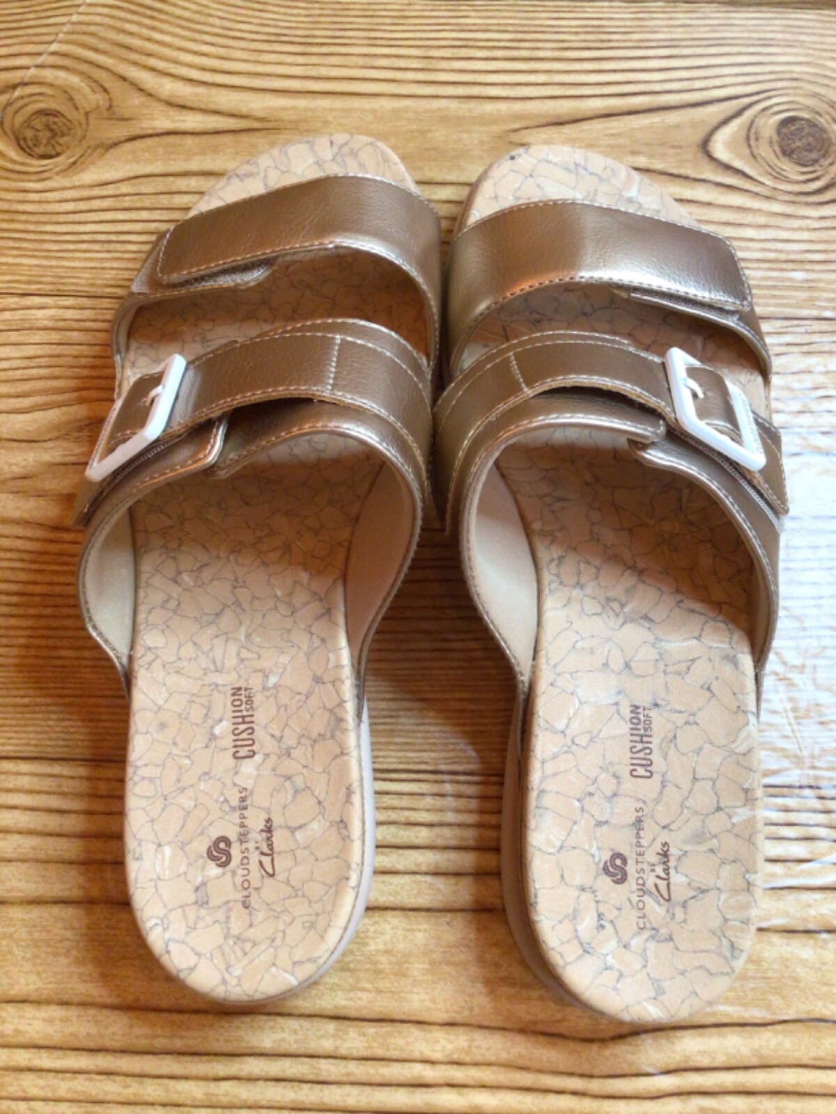 三彩　Clarks Cloudsteppers サンダル グレージュ Clarks Cloudsteppers Rose Gold Metallic Double Strap Slip On