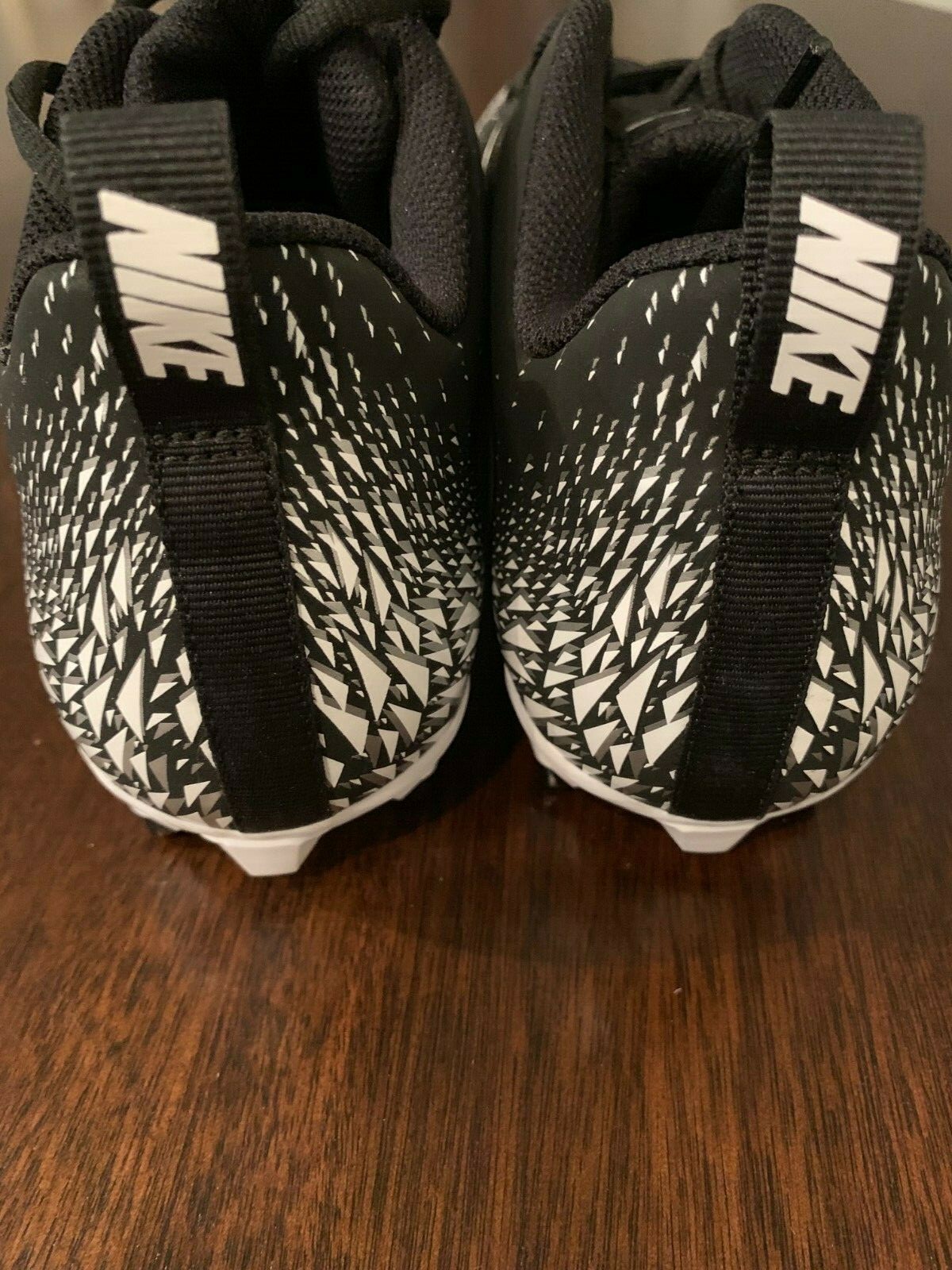 Nike Varsity Low TD Mens 11.5 Football Cleats Black White Silver NWOB 880319-010