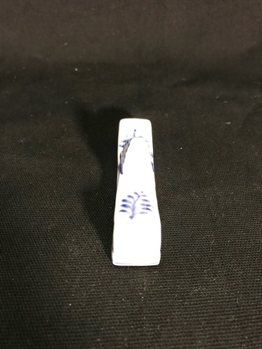 ROYAL COPENHAGEN CHINA BLUE FLUTED PATTERN KNIFE REST 1/134